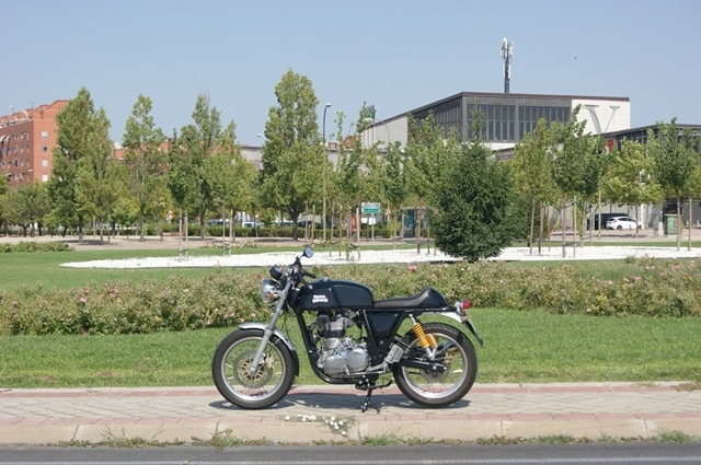 Royal Enfield continental GT paso curva