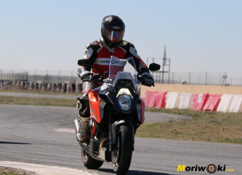 Una KTM 1290 Super Duke GT haciendo una frenada al límite.