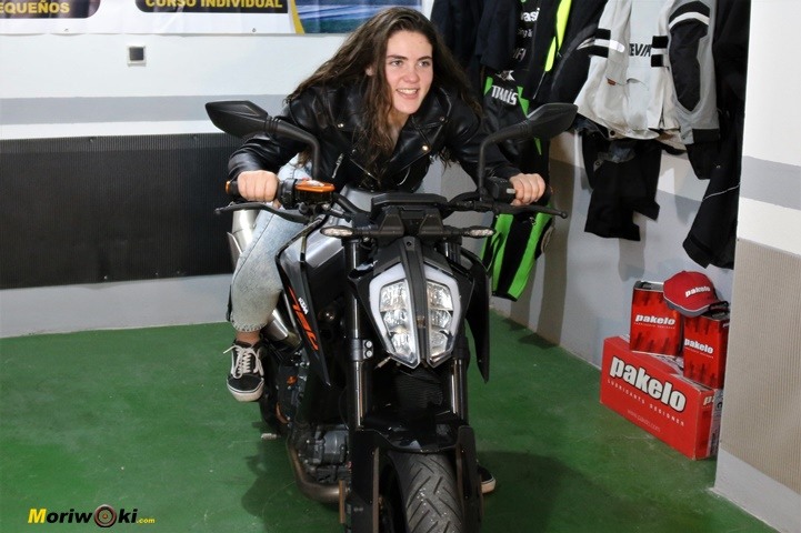 Como es una moto naked 5