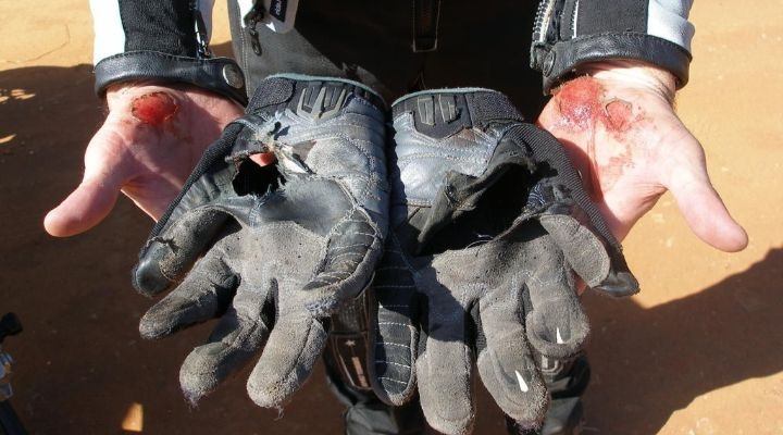 importancia de usar guantes para motos
