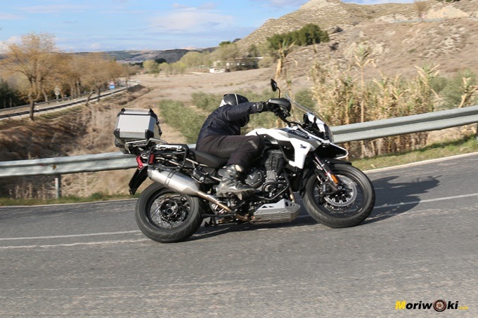 Inclinando con la Triumph Tiger 1200 XCA