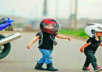 niños con cascos de moto puestos