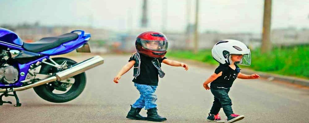 Así deben viajar los niños en moto: desde 7 años, con casco y