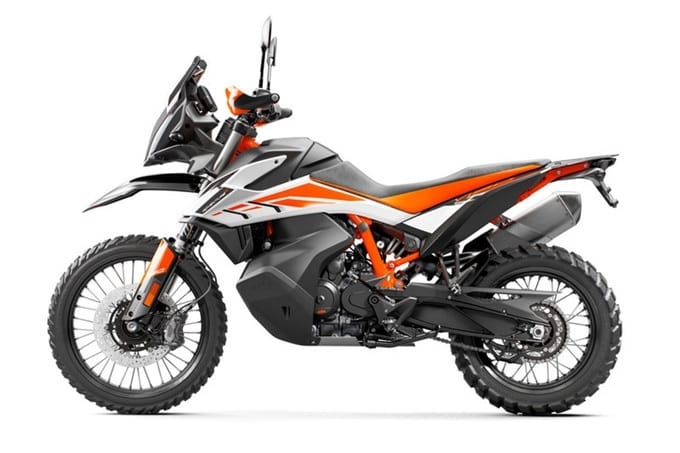 La KTM 790 Adventure R mostrando su perfil izquierdo.