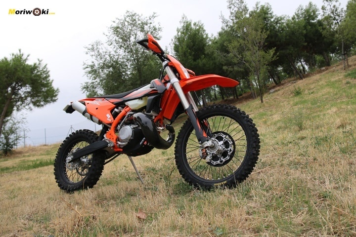 Objetivo Enduro +100, la imponente planta de la KTM 300 EXC TPI.