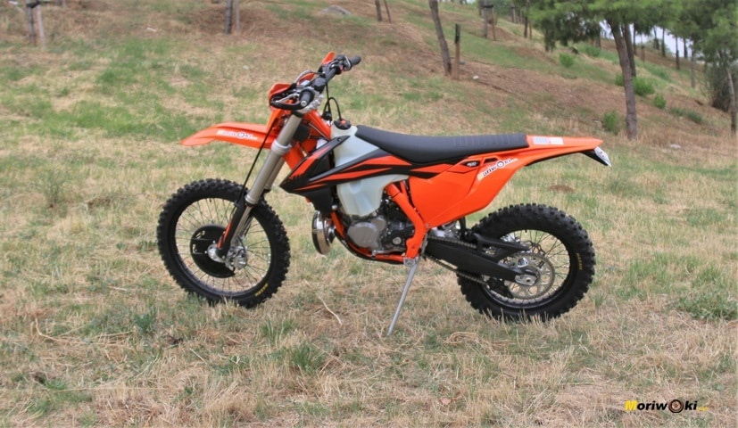 Objetivo Enduro +100, la KTM 300 EXC TPI su perfil izquierdo.