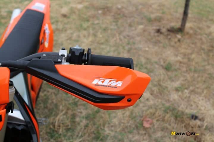 Objetivo Enduro +100, protector manos de la KTM 300 EXC TPI.