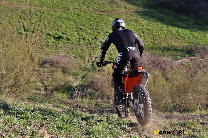 Bajada con la KTM EXC 450 F 2020 vista desde atrás.