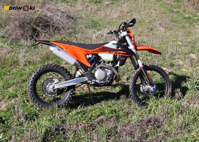 La KTM EXC 450 F 2020 en primer plano.