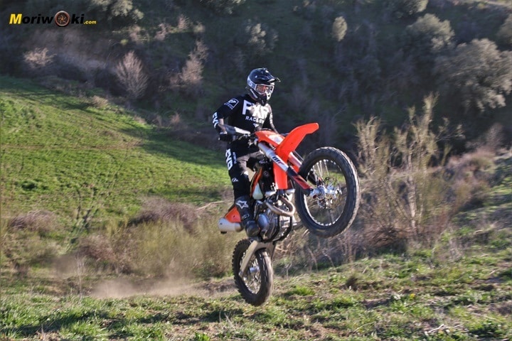 La KTM EXC 450 F 2020 despegando en una trialera.