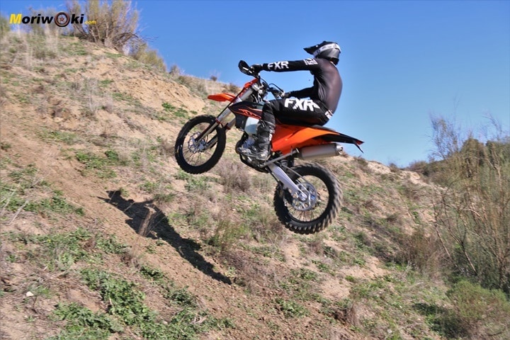 La KTM EXC 450 F 2020 es capaz de volar en una trialera.