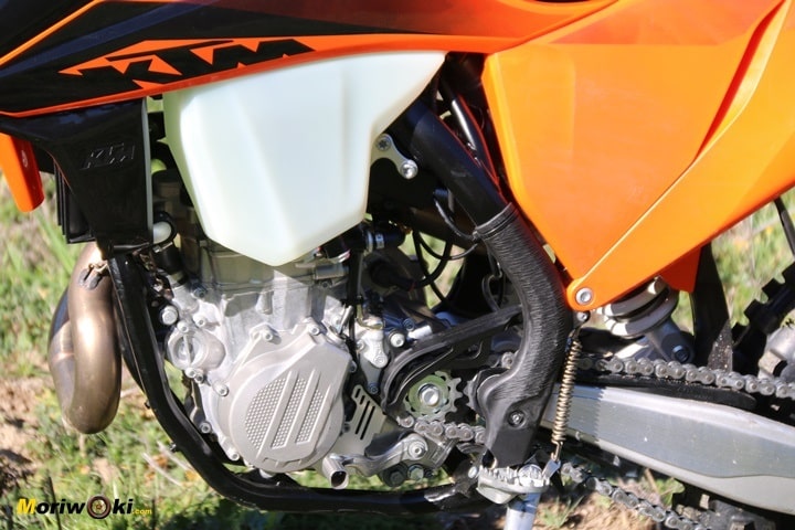 La KTM EXC 450 F con su nuevo motor 2020 visto por la izquierda.
