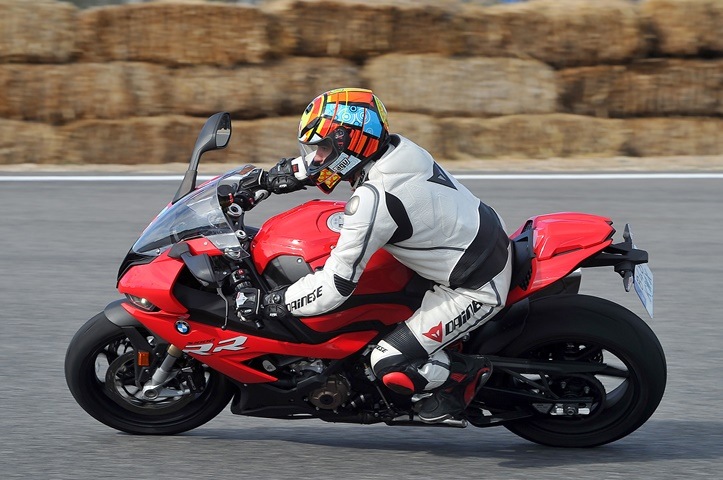 Colocación del piloto de motocross sobre la deportiva de BMW en el Jarama.