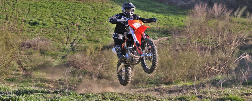 Prueba KTM EXC 450 F volando en plena trialera