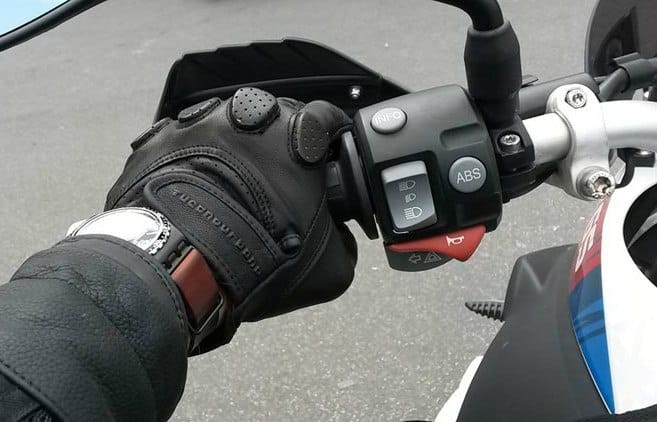 Botón desconexión ABS en piña izquierda de una moto.