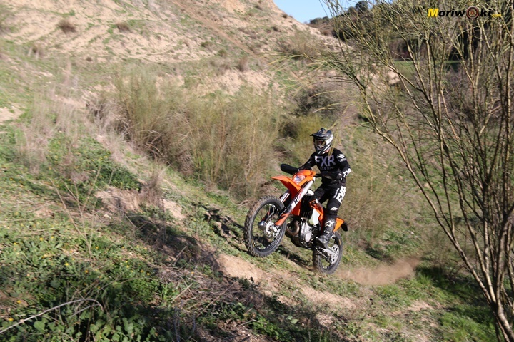 Comparativa enduro 2T & 4T trepando por una trialera de tierra.