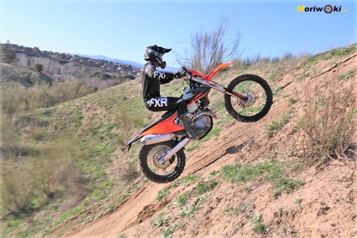 Un salto en plena Comparativa enduro 2T & 4T.