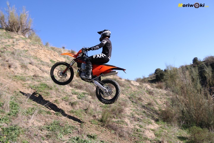 Volando en la Comparativa enduro 2T & 4T