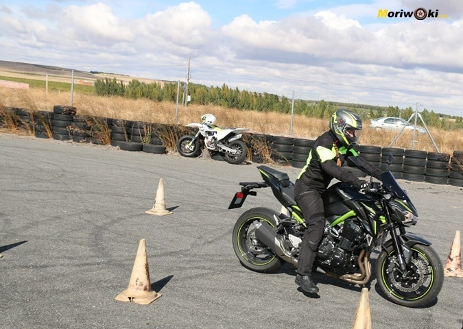 Alumna con una Z900 en la frenada de emergencia.