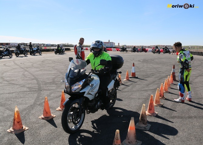 Alumno con una Suzuki V Strom 650 practicando frenada óptima.