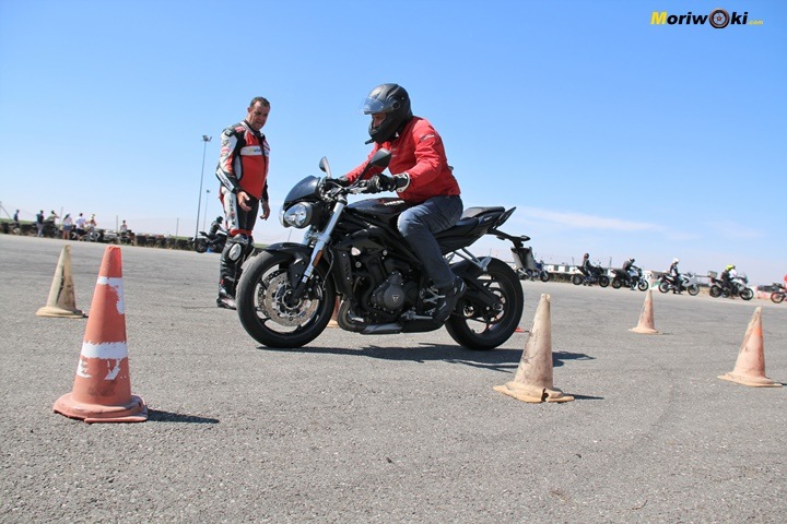 Ejercicio de la frenada optima con una Triumph Street Triple 675.