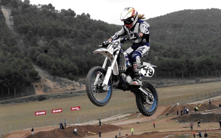 Gabriela Seisdedos Motocross femenino adolescente.