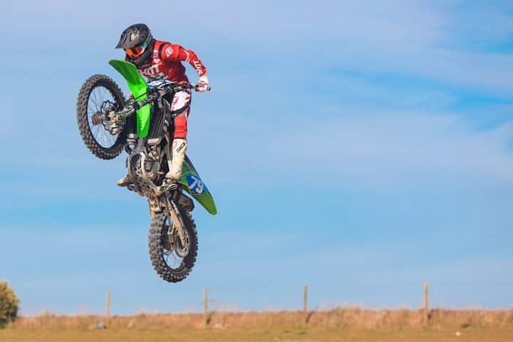 Gabriela Seisdedos controlando la moto en pleno vuelo