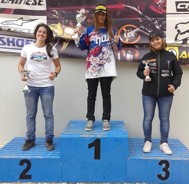 Gabriela Seisdedos en el podio del Motocross femenino.