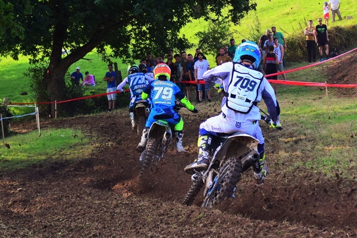 Gabriela Seisdedos en una carrera mixta de Motocross