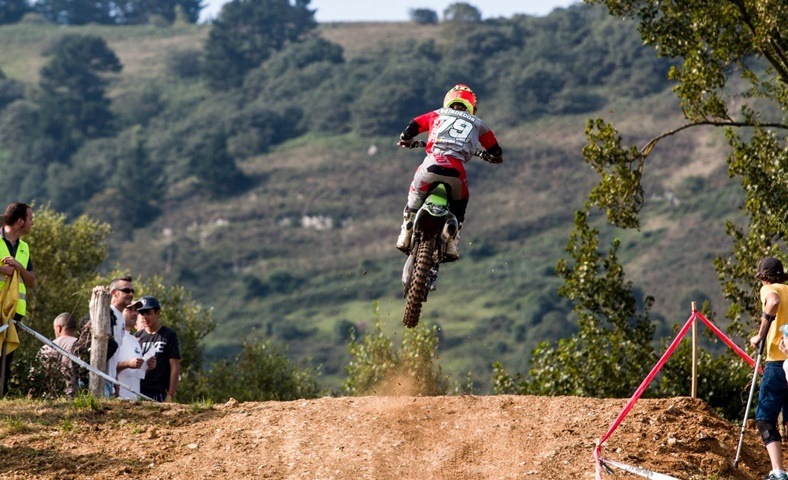  Gabriela Seisdedos enun vuelo de Motocross femenino.