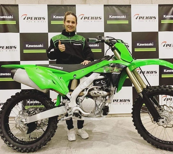  Gabriela Seisdedos y su Kawasaki.