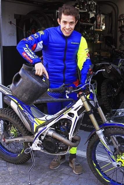 Mario Roman y su moto de trial.