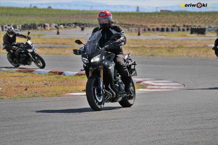 Un alumno que conduce la moto con tension en los hombros.