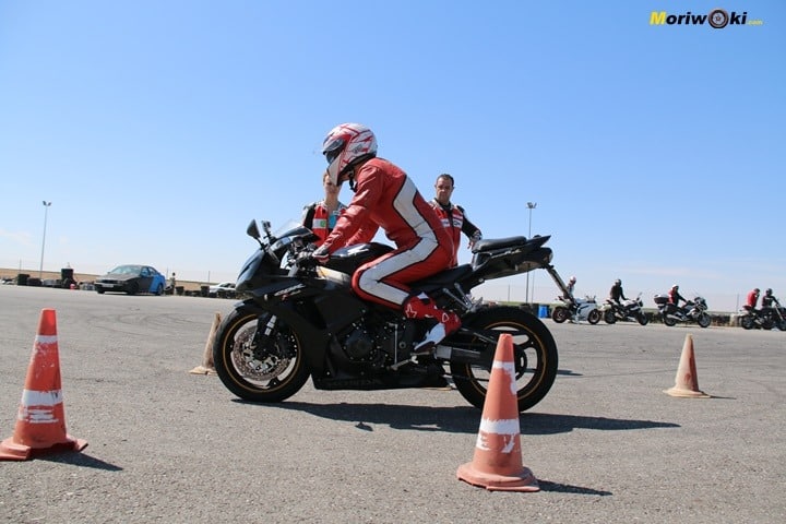 Una CBR1000RR haciendo el ejercicio de la frenada optima.
