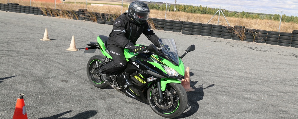 Una Kawasaki Ninja 650 practicando para una Frenada de Emergencia