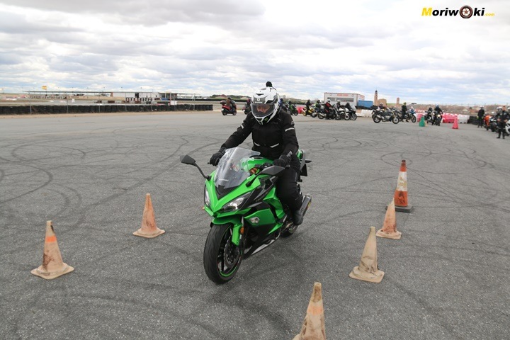 Una motorista con una Z1000 haciendo el Ejercicio de la frenada optima.