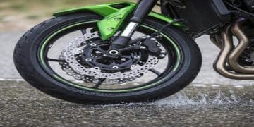 neumático en moto verde