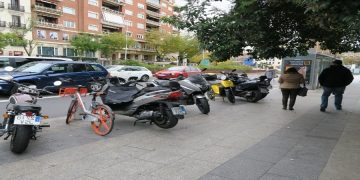 aparcamiento de motos en calle