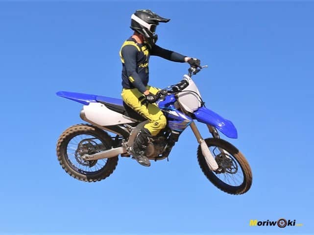 La Yamaha YZ 450 F en el aire