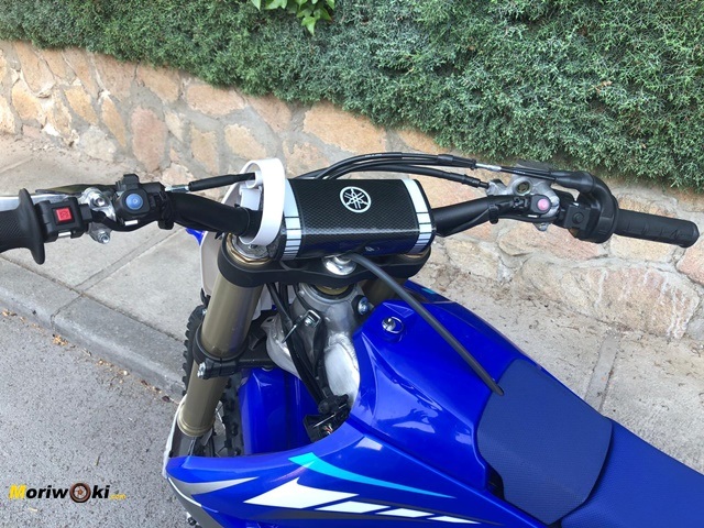 Prueba Yamaha YZF450 manillar.