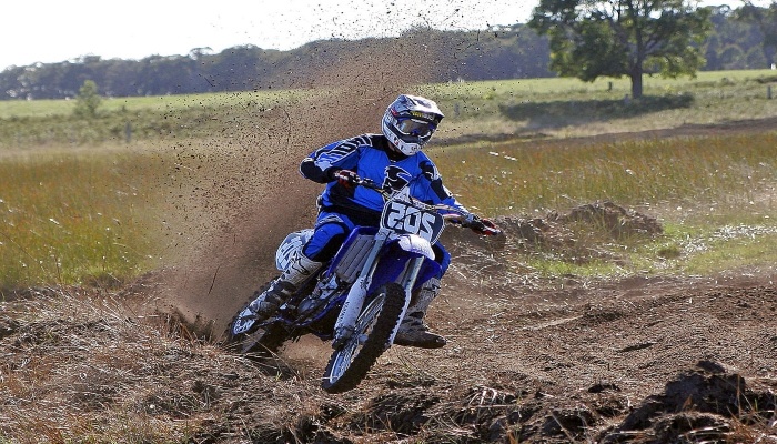 moto azul compitiendo en mx motocross