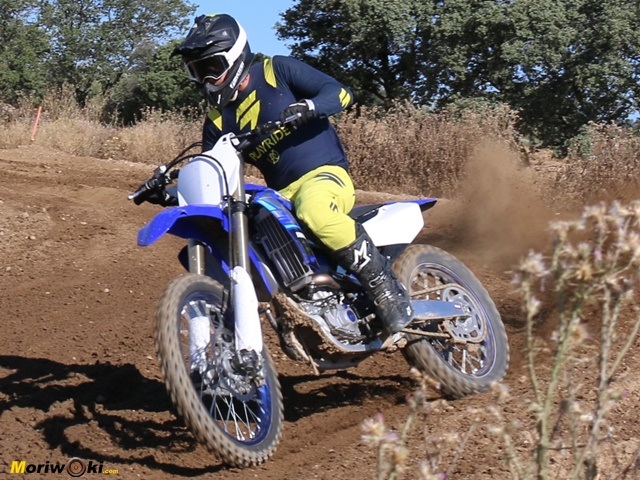  Derrapando con la Yamaha YZF450.