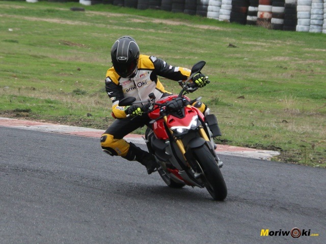 Ducati Streetfighter V4 S girando