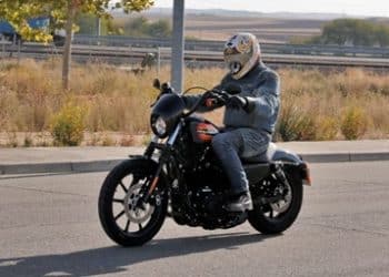 Harley Davidson Iron 1200 en ruta