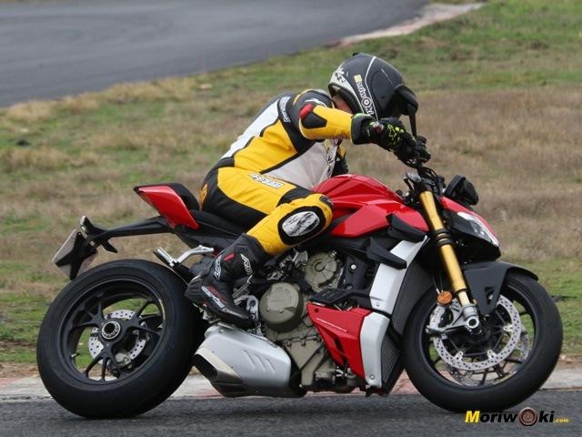 Postura de la Ducati Streetfighter V4 S