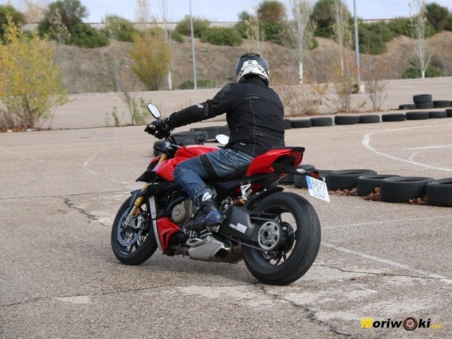 Saliendo de curva con la Ducati Streetfighter V4 S