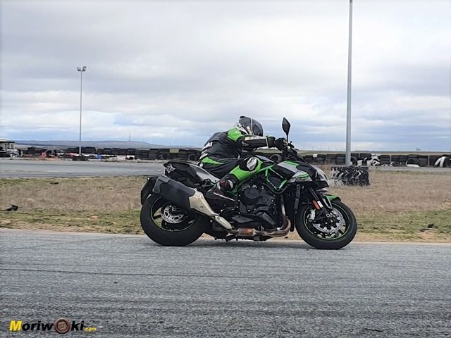 Prueba Kawasaki Z-H2. Paso curva.