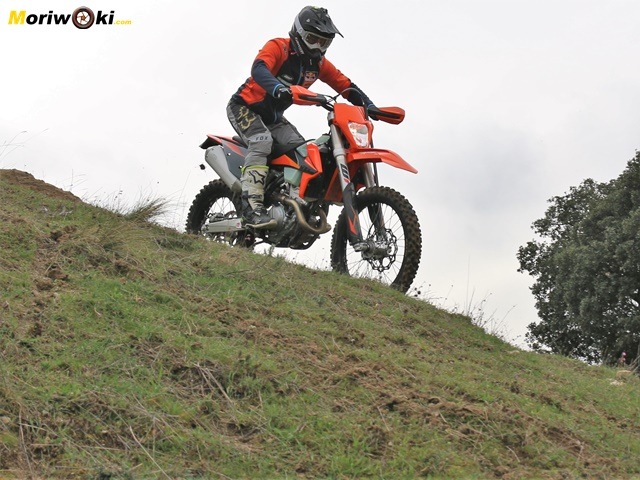 Prueba KTM EXC 250 F comienzo bajada.