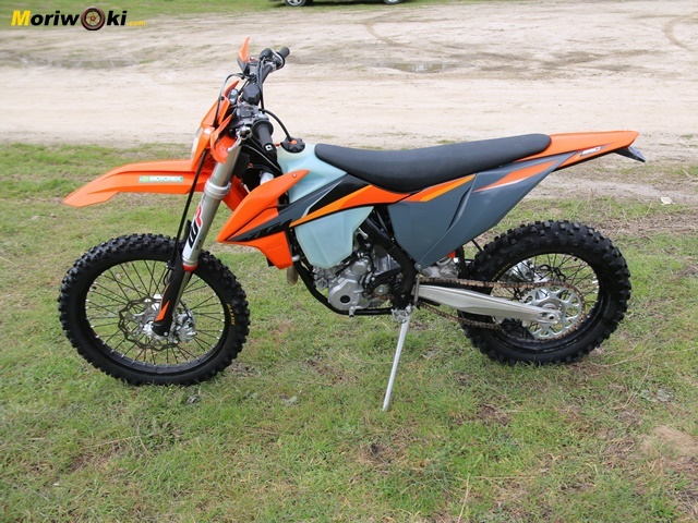 Prueba KTM EXC 250 F perfil izdo.