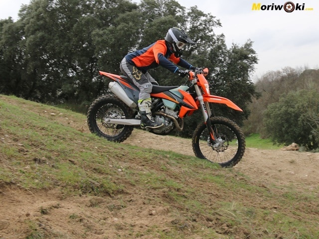 Prueba KTM EXC 250 F posición de bajada.